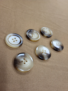 Vente en gros directe d'usine, boutons imitation antique faits à la main, durables, en corne de buffle de haute qualité, 18 mm, 4 trous, pour manteaux pour femmes et hommes - Product Image 3
