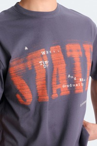เสื้อยืดคอกลมแขนสั้นสีเทาเข้มสำหรับผู้ชาย ทรงโอเวอร์ไซส์ สวมใส่สบาย ผลิตจากผ้าฝ้าย 100% ระบายอากาศได้ดี เป็นมิตรต่อสิ่งแวดล้อม - Product Image 4