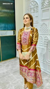 Conjunto de Kurta y Pantalón de Diseño en Seda Chinon con Estampado Digital y Trabajo de Espejo Hecho a Mano, Moda Femenina, Exportación y Suministro al por Mayor - Product Image 3