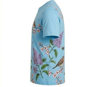 Camiseta de manga corta con estampado floral azul claro, cuello redondo, corte regular, estilo casual de algodón con diseño de pájaros y flores. - Product Image 3