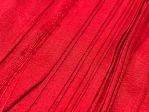 Tissu en soie Dupionne rouge avec texture naturelle et brillance élégante pour robes, saris, kurtis, vestes et décoration intérieure - Product Image 5