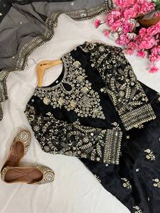 Realza la belleza de tu guardarropa con este conjunto de salwar kameez recién lanzado: estilo moderno para fiestas en todas las estaciones. - Product Image 3