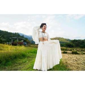 Ensemble jupe et haut court blancs style bohème pour femme, en coton fluide, idéal pour festivals, plage et villégiature - Product Image 3