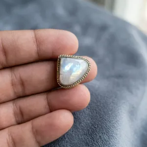 Colgante de Piedra Lunar Arcoíris Natural con Marco de Latón y Ranura, Joyería de Piedras Preciosas Hecha a Mano, Venta al por Mayor - Product Image 6