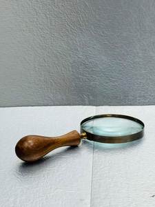 Lupa de madera de primera calidad con mango cómodo para leer etiquetas, mapas y detalles finos - Product Image 1