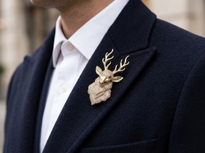 Broche élégante et tendance en forme de tête de cerf plaquée or avec cristaux et pierres de zircon, épinglette bijou pour femmes et hommes, idéale pour les tenues de soirée - Product Image 2