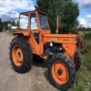 Tracteur Fiat avec boîte de vitesses et pompe à engrenages 4x4, machine agricole robuste avec moteur haute puissance et roulement - Product Image 3