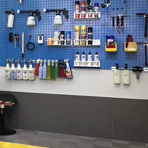 Barra metálica para toallas y almacenamiento en pegboard, con ganchos de hierro, para exhibición de materiales y organización. - Product Image 2