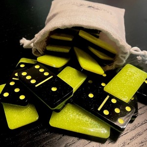 Jeu de dominos en résine double six, cadeau avec boîte personnalisée, fabrication sur mesure, mini dominos de haute qualité, écologiques - Product Image 1