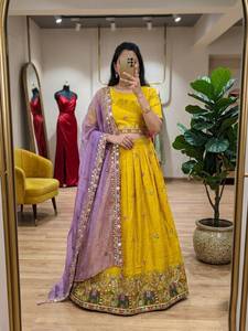 Ensemble prêt-à-porter en soie Lehenga, entièrement brodé avec des motifs complexes d'éléphants et de paons en fil doré, par un créateur. - Product Image 3