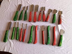 Juego de cuchillos profesionales para pelar perros, cuchillos para cardar pelo de mascotas con mango de madera en rojo, azul y negro para uso con la mano izquierda y derecha, de Tegra - Product Image 3