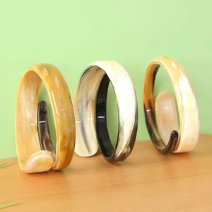 Brazalete de Cuerno de Búfalo Natural Hecho a Mano, Joyería de Moda de Lujo al por Mayor para Hombres y Mujeres - Product Image 1