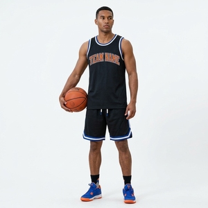 Ensemble de maillots de basket-ball en mesh noir personnalisés pour hommes, sans manches, uniforme d'équipe sublimé, shorts respirants, fabriqué au Pakistan - Product Image 1