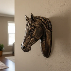 Élégante sculpture murale en bronze antique en forme de tête de cheval avec des détails de crinière ondulante, disponible à prix de gros. - Product Image 1