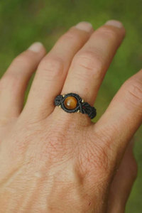 Anillo Minimalista de Macramé Negro con Cuentas de Ojo de Tigre Dorado, Anillo Ajustable Hecho a Mano con Piedras Preciosas Estilo Boho para Mujer - Product Image 4