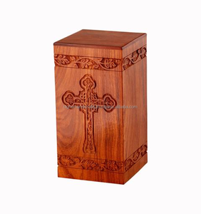 Urna de cremación de madera de estilo americano con manos rezando Urna decorativa para cenizas masculinas y femeninas Suministros funerarios de entierro - Product Image 2