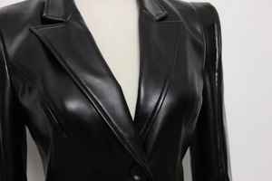 Blazer en cuir classique pour femme : Durabilité intemporelle, élégance raffinée, finition mate et brillante - Product Image 2