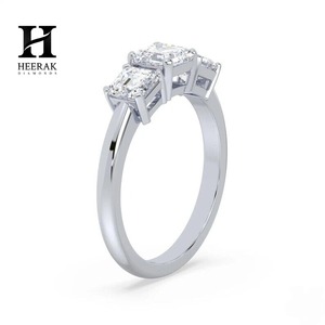 แหวนหมั้นเพชรทรงแอสเชอร์ 3 เม็ด หรูหรา ทองคำแท้ 14K 18K หรือแพลตตินั่ม ประดับเพชรทรงแอสเชอร์และทรงมรกตหลายเม็ด - Product Image 3