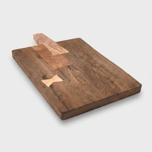 Planche à découper en bois avec incrustations géométriques artisanales, détail de joint papillon léger et poignée supérieure distinctive - Product Image 2