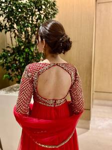 Ensemble prêt-à-porter entièrement cousu comprenant un haut en georgette avec broderies Zari et sequins, un pantalon Sharara et un dupatta. - Product Image 4