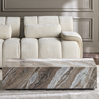 Table basse rectangulaire de luxe en marbre avec surface polie et veinage naturel marron et crème éclatant, idéale pour le salon