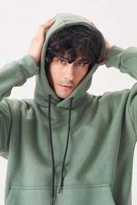 เสื้อฮู้ดผู้ชายทรงปกติ สีเขียวล้วน ผ้าฟลีซ สวมใส่สบายๆ สำหรับฤดูใบไม้ร่วง มีกระเป๋าหน้า ผ้าฝ้ายถัก 100% ระบายอากาศได้ดี มีซับใน - Product Image 3