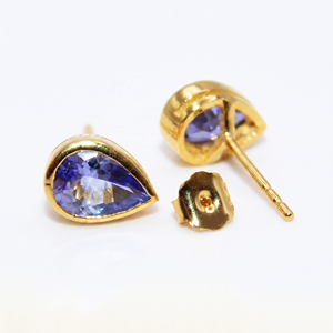 Boucles d'oreilles clous en or jaune massif 9K avec tanzanite naturelle en forme de poire sertie clos, bijoux fins, Memoria Jewels - Product Image 5
