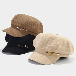 Casquette octogonale beige texturée gaufrée pour femme, style minimaliste, avec ceinture en cuir et boucle dorée, visière souple, 100% laine respirante - Product Image 4