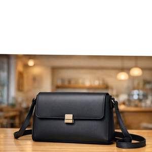 El bolso negro con asa superior estilo cuero parece ser un bolso clásico y estructurado, similar a los diseños de las marcas Bag. - Product Image 6