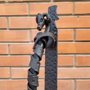 Poignée de portail en fer forgé résistant à la rouille, motif tête de bélier surélevée, style traditionnel, finition grain de bois, installation facile pour clôture - Product Image 3