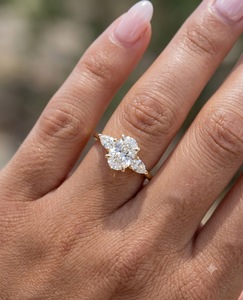 Bague de fiançailles en or rose avec diamant de laboratoire pour femme, coupe ronde classique brillante, romantique - Product Image 1
