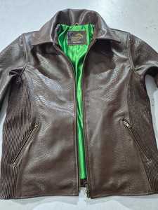 เสื้อแจ็คเก็ตหนังสีน้ำตาลลายนูนสำหรับผู้ชาย Champ King พร้อมซับในผ้าซาตินสีเขียว คอตั้ง ปิดด้วยซิป - Product Image 3