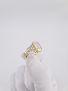 Anillo de Oro Amarillo Sólido con Diamante Cultivado en Laboratorio, Corte Esmeralda, Engaste Completo con Bisel, Piedras Laterales Trapezoidales Graduadas Escalonadas, Joyería de Tres Piedras - Product Image 4
