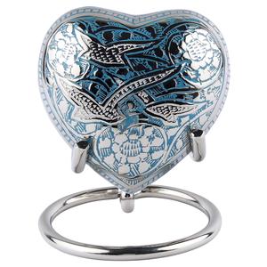 Pendentif Cœur Personnalisé en Argent Poli avec Gravure Artisanale d'Oiseaux Bleus et Socle de Présentation - Product Image 4