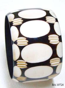 กำไลเรซิ่นแกะสลักด้วยมือระดับพรีเมียม สร้อยข้อมือผู้หญิงทันสมัย ลายจุดแกะสลัก เงางาม โดดเด่น - Product Image 4