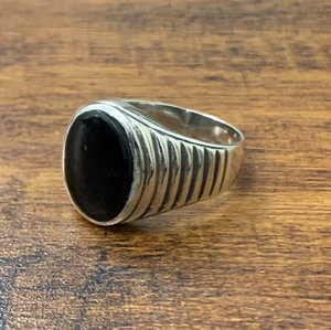 Bague Chevalière Homme en Onyx Noir, Argent Sterling 925 Massif, Pierre Ovale, Design Élégant à Coupes Lignées, Tendance, pour Toutes Occasions - Product Image 2