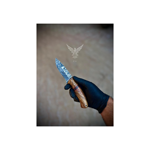 Couteau à lame fixe en acier Damas fait main avec manche en bois naturel, lame à motif personnalisé et poignée ergonomique pour le camping en plein air - Product Image 2
