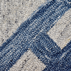 Alfombra Geométrica de Lana Color Azul Índigo y Marfil, Ecológica, Antideslizante, Hecha a Mano con Diseño de Rejilla Entrelazada para Sala de Estar u Hotel - Product Image 4