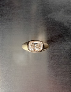 Anillo de Compromiso con Corte Cojín de 3 Quilates, Orientación Este-Oeste, con Engaste de Bisel, Certificado IGI - Product Image 4