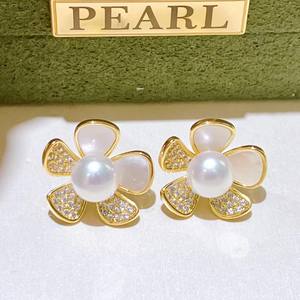 Boucles d'oreilles fleuries polyvalentes haut de gamme avec incrustation de nacre, boucles d'oreilles en or 14 carats, camélia, boucles d'oreilles en perles d'eau douce de Zhuji incrustées - Product Image 2