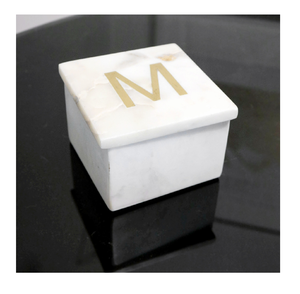 Caja de Joyería de Mármol de Diseño Elegante con Letra M en Latón, Artesanía en Piedra para Dormitorio, Tocador y Mesa de Maquillaje - Product Image 1