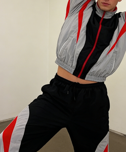 Conjunto Deportivo de Dos Piezas para Hombre, Chaqueta con Cierre y Cuello Alto, Pantalones Jogger, Ligero, Resistente al Viento, Estilo Casual Urbano, en Negro, Gris y Rojo - Product Image 2