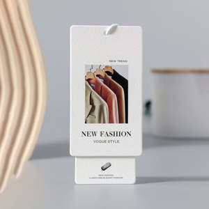 Étiquette volante en carton épais personnalisée avec logo de luxe pour vêtements, t-shirts et articles de mode, en papier recyclé - Product Image 1