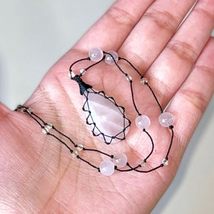 สร้อยคอทำมือจากโรสควอตซ์ร้อยเชือกแบบมาคราเม่ ประดับลูกปัดรูปหยดน้ำ คริสตัลบำบัด สำหรับผู้หญิง เหมาะสำหรับเป็นของขวัญ - Product Image 3