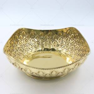 El brillo metálico intenso de una tazón de latón para servir hace que cada plato luzca más delicioso y atractivo. - Product Image 6