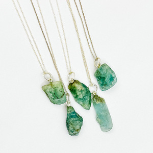 Pendientes de Piedras Preciosas de Aguamarina Natural en Bruto sin Cortar Chakralume al por Mayor con Cadena de Oro Electrochapado de Inserción Infinita - Product Image 2