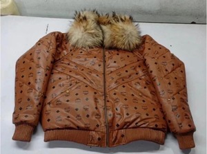 เสื้อแจ็คเก็ตหนังพัฟเฟอร์ MCM Cognac Monogram สำหรับผู้ชาย พร้อมปกขนสัตว์และหมวก – สินค้าหรูหรา - Product Image 2