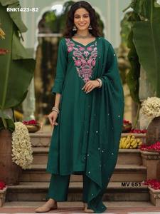 Conjunto de Kurti-Pantalón y Dupatta Verde de Rayón Viscosa de Alta Calidad con Bordado Multihilo, Listo para Usar, Proveedor Indio - Product Image 2