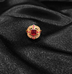 Bague de luxe plaquée or avec pierre carrée en cristal rouge, halo floral, bijoux de créateur pour mariée, mariage, mode, pour femmes et jeunes filles, vente en gros - Product Image 4