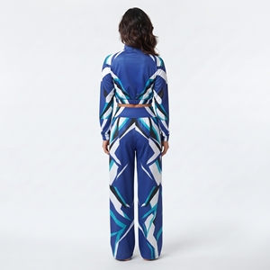 Conjunto deportivo de dos piezas Hawk Eye para mujer, top corto con cremallera y pantalones anchos a juego, estampado geométrico, 100% poliéster. - Product Image 2